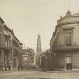 Hoek IJsselkade-Marspoortstraat, met aan de rechterzijde het Scheepvaarthuis, rond 1910.